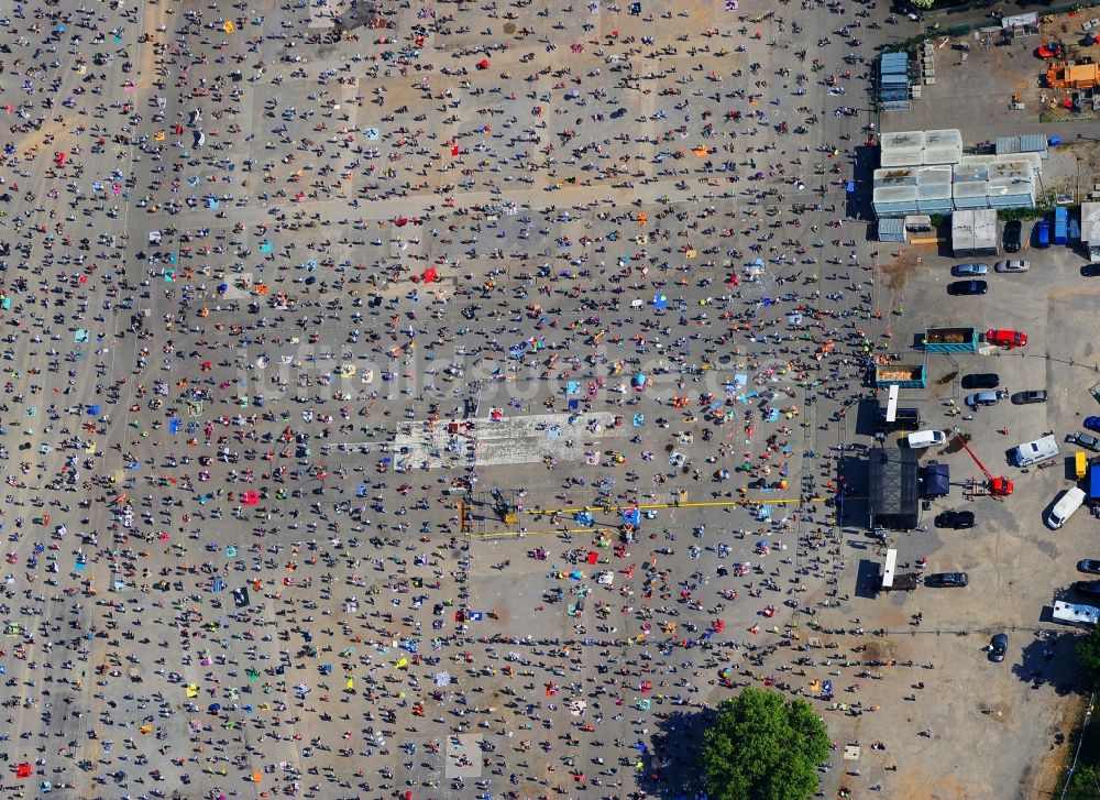Luftbild Stuttgart - Teilnehmer der Demonstration Querdenken 711 auf den Cannstatter Wasen in Stuttgart im Bundesland Baden-Württemberg, Deutschland