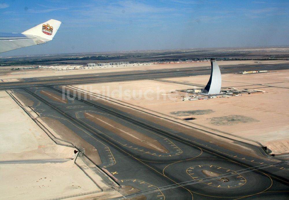 Abu Dhabi aus der Vogelperspektive: Tower an den Rollbahnen des Flughafen in Abu Dhabi in den Vereinigten Arabische Emirate