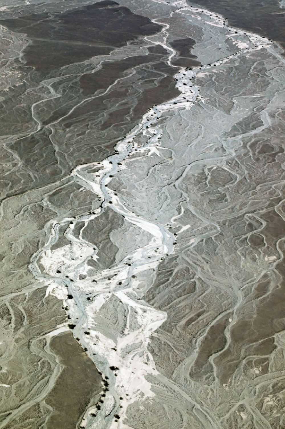 Nazca aus der Vogelperspektive: Trockenwüsten- Landschaft in Nazca in Ica, Peru