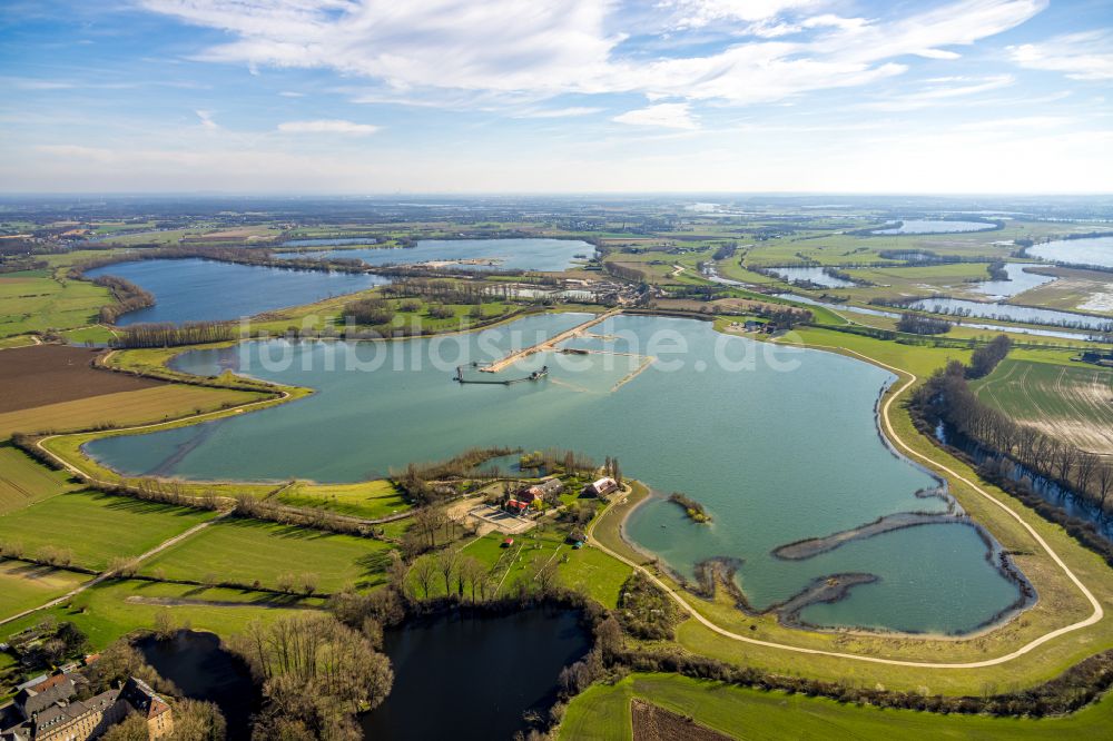 Luftbild Rees - Uferbereiche des Sees Aspelsches Meer in Rees im Bundesland Nordrhein-Westfalen, Deutschland