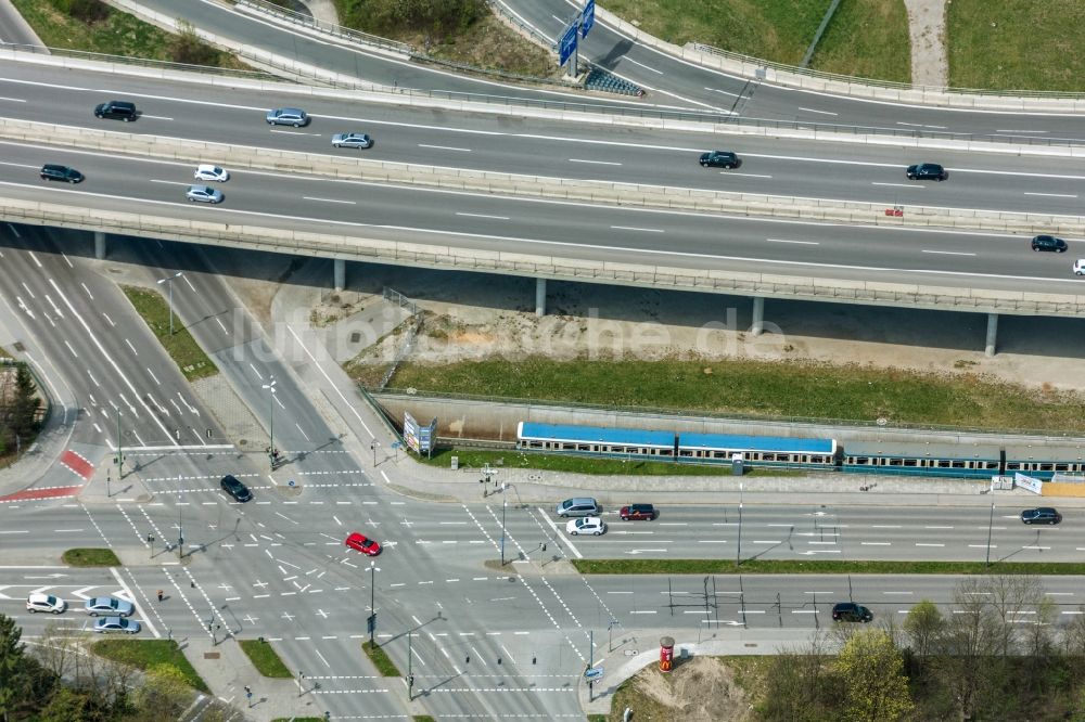 München aus der Vogelperspektive: Verlauf der Straßenkreuzung in München im Bundesland Bayern