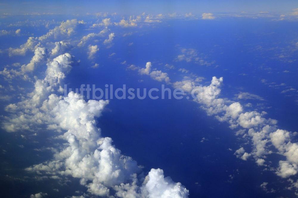 Luftaufnahme Lanzarote - Wetterlage mit Wolkenbildung über dem Atlantischen Ozean bei den Kanarischen Inseln, Spanien