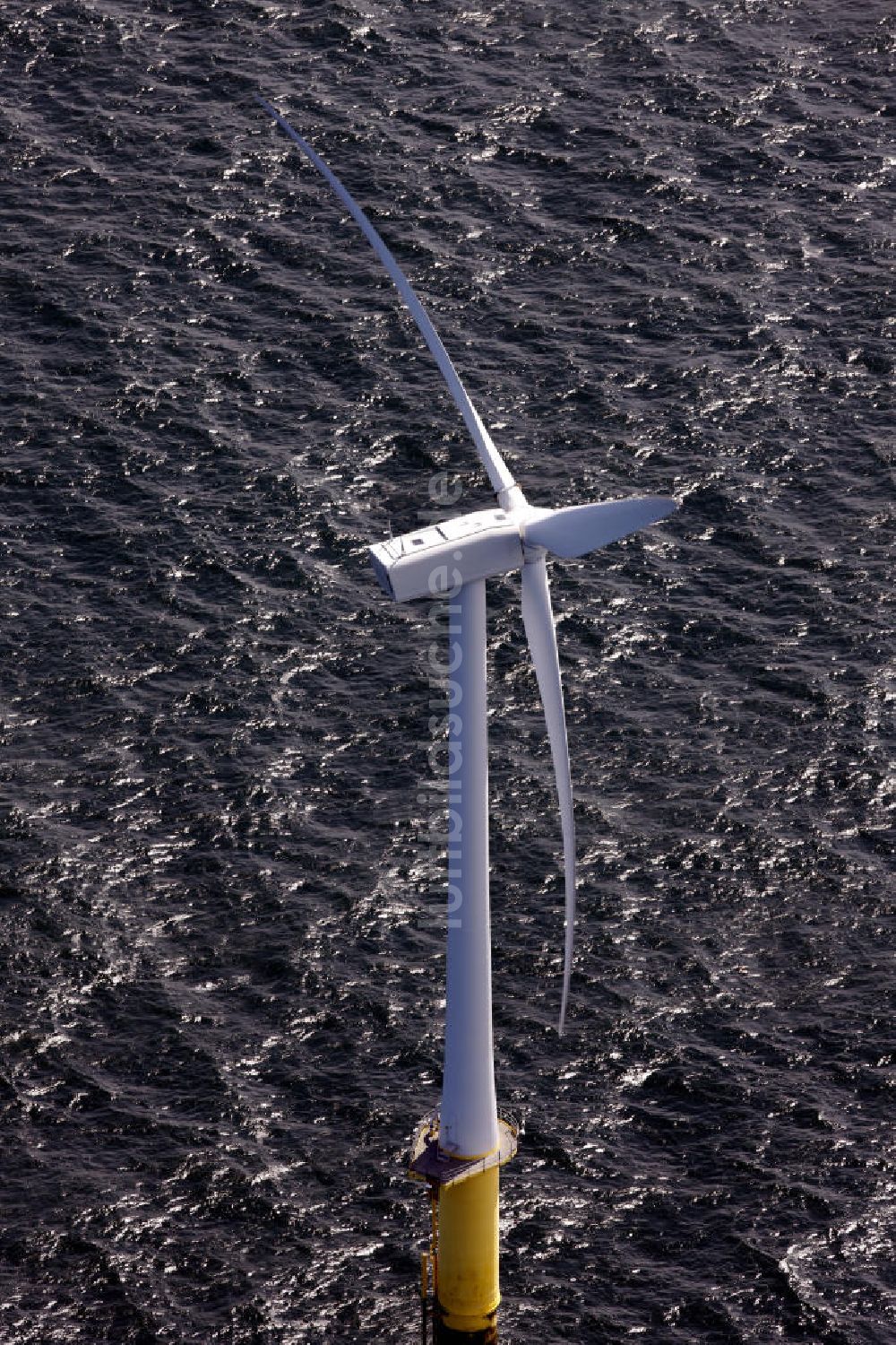 Kent von oben - Windenergieanlagen im Küstenbereich von Kent in der Nordsee