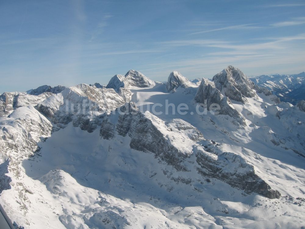 Luftbild Hippach - Winterlich mit Schnee bedeckte Berggipfel bei Hippach in Österreich