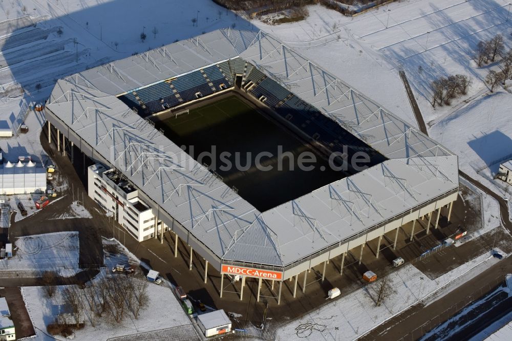Luftaufnahme Magdeburg - Winterlich schneebedecktes Sportstätten-Gelände der MDCC-Arena in Magdeburg im Bundesland Sachsen-Anhalt