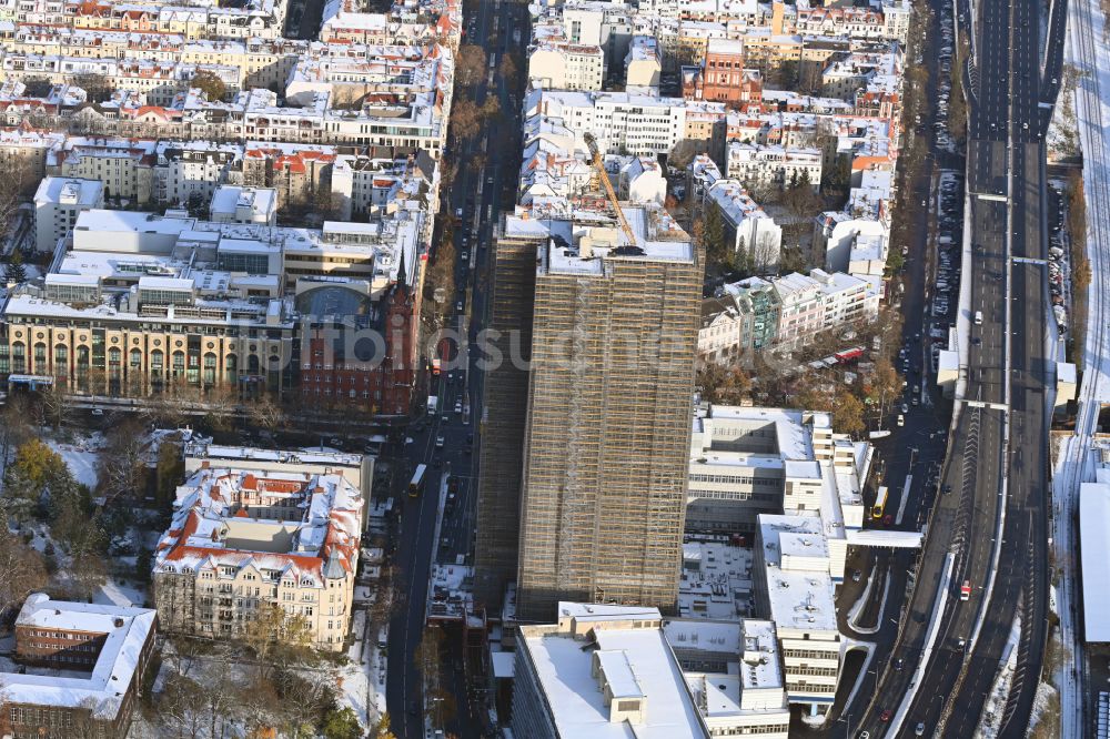 Berlin aus der Vogelperspektive: Winterluftbild Umbau Hochhaus- Gebäude Steglitzer Kreisel im Bezirk Steglitz in Berlin