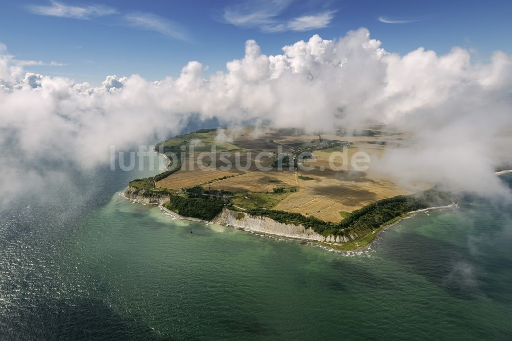 Putgarten von oben - Wolkenverhangene Landschaft der Ostseeküste Kap Arkona auf der Insel Rügen im Bundesland Mecklenburg-Vorpommern