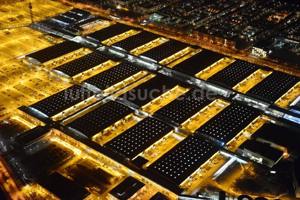 Nacht-Luftaufnahme München - Nachtluftbild der beleuchten Ausstellungshallen am Messegelände München im Bundesland Bayern