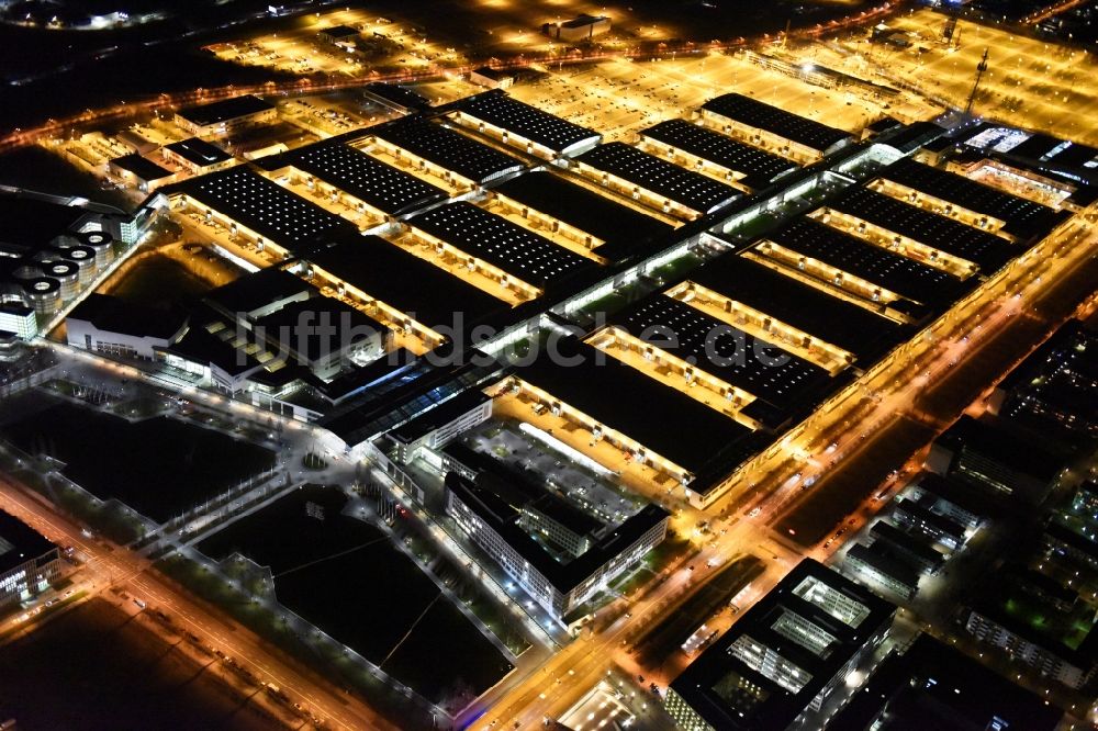 Nachtluftbild München - Nachtluftbild der beleuchten Ausstellungshallen am Messegelände München im Bundesland Bayern