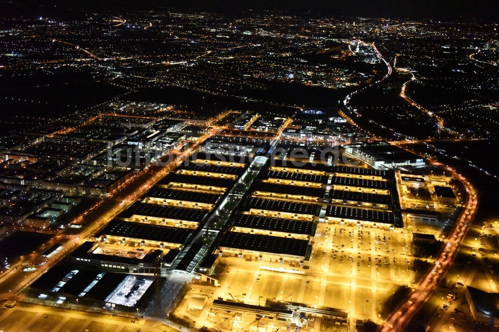 Nachtluftbild München - Nachtluftbild der beleuchten Ausstellungshallen am Messegelände München im Bundesland Bayern