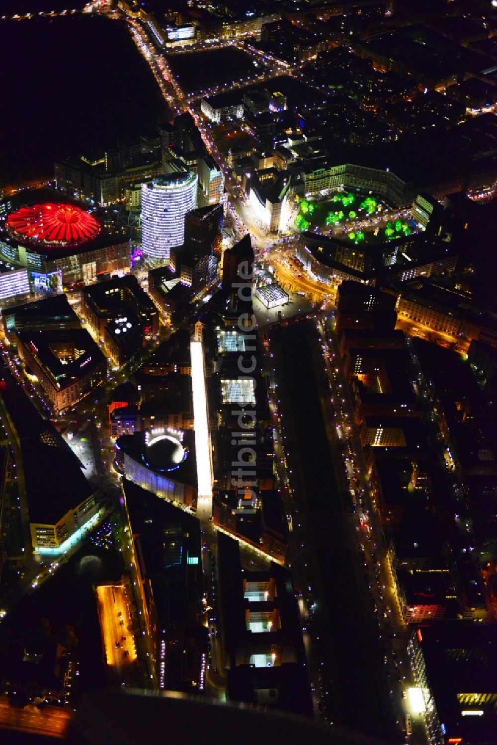Berlin bei Nacht aus der Vogelperspektive: Nachtluftbild Festival of Lights im Stadtzentrum der Hauptstadt Berlin