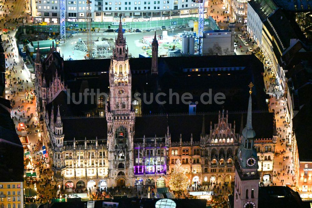 Nacht-Luftaufnahme München - Nachtluftbild Gebäude der Stadtverwaltung - Rathaus - am Marienplatz in München im Bundesland Bayern, Deutschland