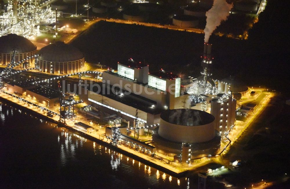 Hamburg bei Nacht von oben - Nacht- Beleuchtung der Kohle- Kraftwerksanlagen des Vattenfall Kraftwerks Moorburg in Hamburg