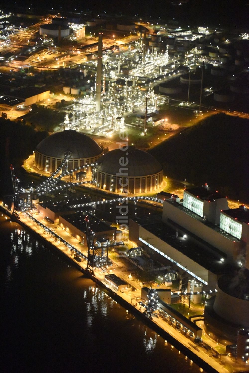 Nachtluftbild Hamburg - Nacht- Beleuchtung der Kohle- Kraftwerksanlagen des Vattenfall Kraftwerks Moorburg in Hamburg