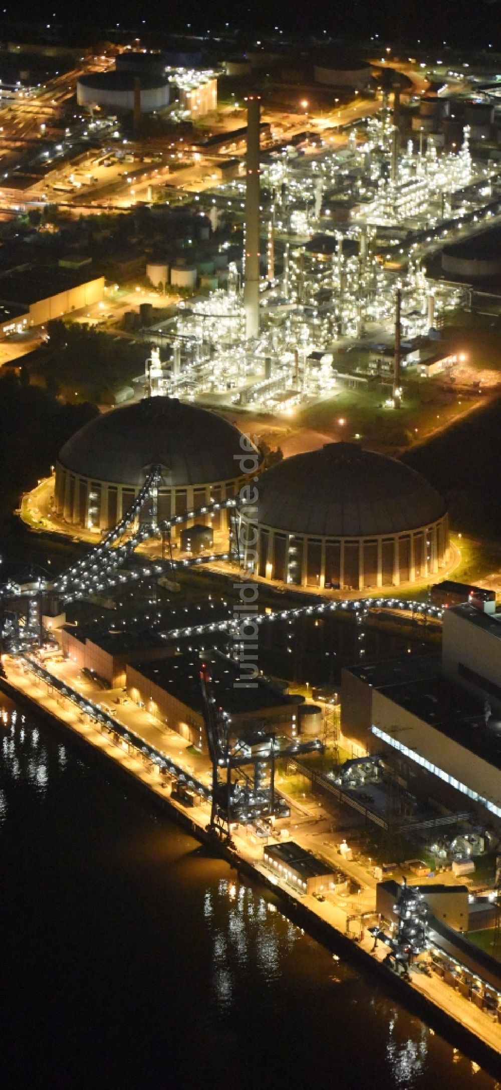 Nacht-Luftaufnahme Hamburg - Nacht- Beleuchtung der Kohle- Kraftwerksanlagen des Vattenfall Kraftwerks Moorburg in Hamburg
