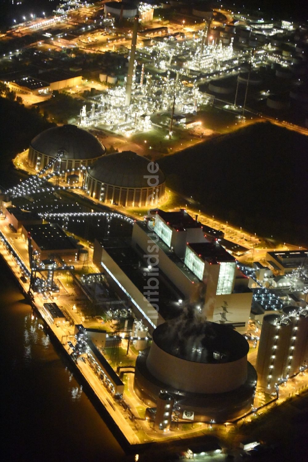 Hamburg bei Nacht aus der Vogelperspektive: Nacht- Beleuchtung der Kohle- Kraftwerksanlagen des Vattenfall Kraftwerks Moorburg in Hamburg