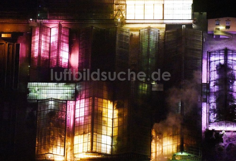 Nacht-Luftaufnahme Potsdam - Nachtluftbild Parkanlage und Gewächshausanlagen am Paradiesgarten - Botanischer Garten in Potsdam im Bundesland Brandenburg