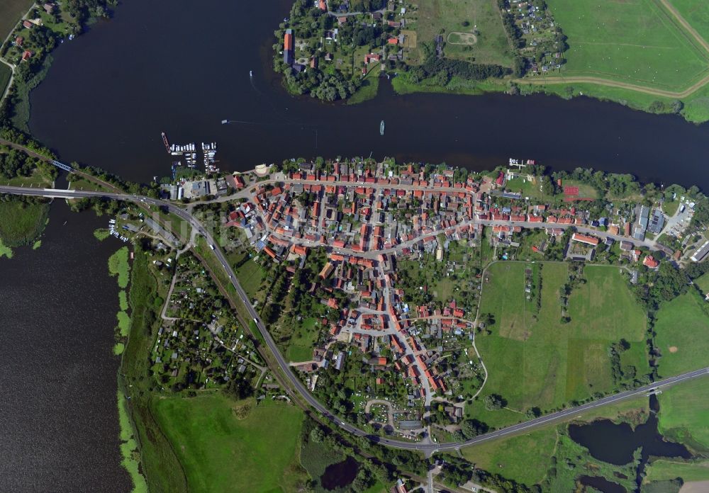 Senkrecht-Luftbild Havelsee - Stadtansicht vom Innenstadtbereich und Stadtzentrum am Ufer des Beetzsees in Havelsee im Bundesland Brandenburg