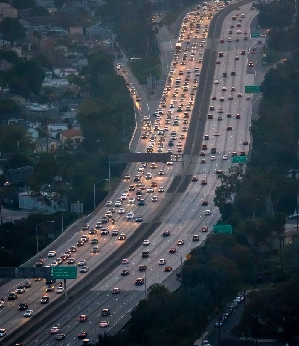 Los Angeles von oben - Abend- Verkehr auf dem Santa Monica Freeway Interstate 10 in Los Angeles in Kalifornien, USA