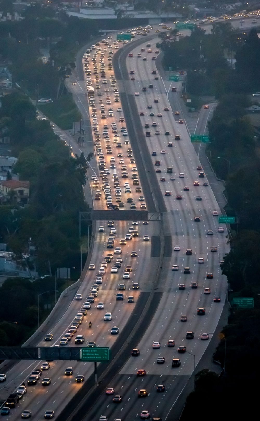 Los Angeles aus der Vogelperspektive: Abend- Verkehr auf dem Santa Monica Freeway Interstate 10 in Los Angeles in Kalifornien, USA