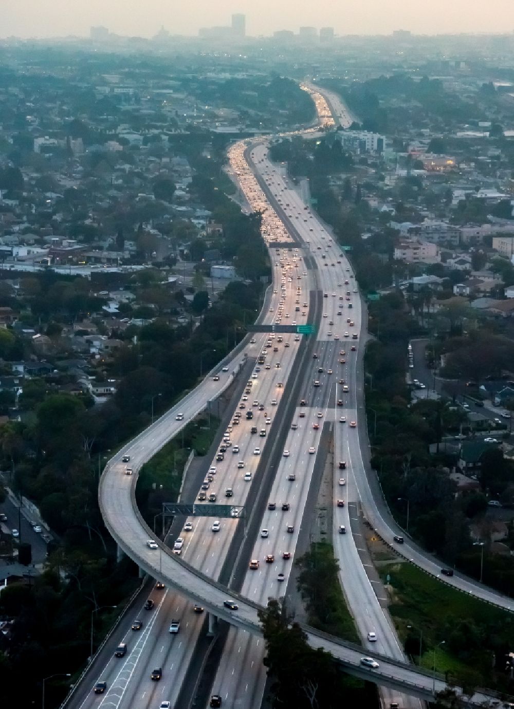 Luftbild Los Angeles - Abend- Verkehr auf dem Santa Monica Freeway Interstate 10 in Los Angeles in Kalifornien, USA