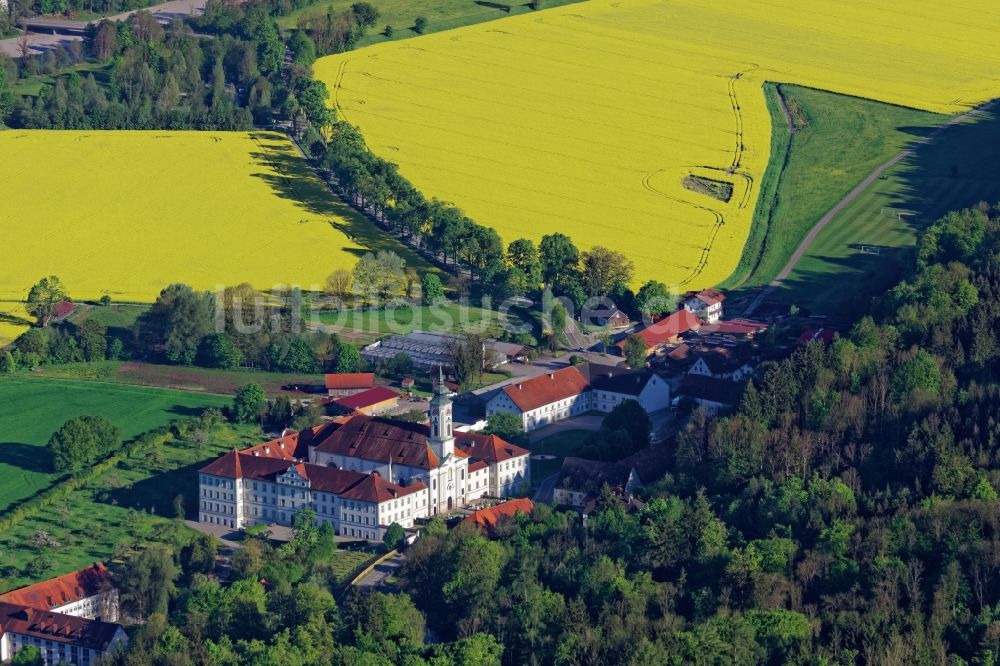 Luftaufnahme Schäftlarn - Abendlich beleuchteter Gebäudekomplex des Klosters vor einem gelb blühenden Rapsfeld in Schäftlarn im Bundesland Bayern