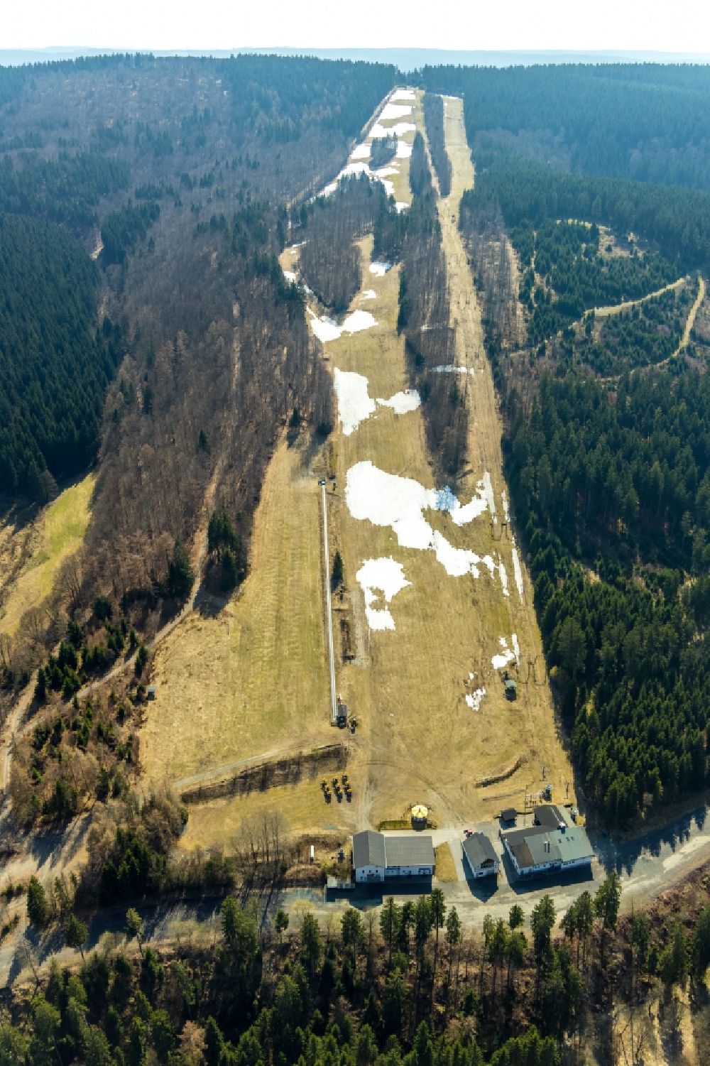 Schmallenberg aus der Vogelperspektive: Abfahrts- Skipiste mit Liftanlage Hunaulift in Schmallenberg im Bundesland Nordrhein-Westfalen, Deutschland