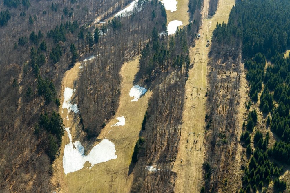 Luftaufnahme Schmallenberg - Abfahrts- Skipiste mit Liftanlage Hunaulift in Schmallenberg im Bundesland Nordrhein-Westfalen, Deutschland