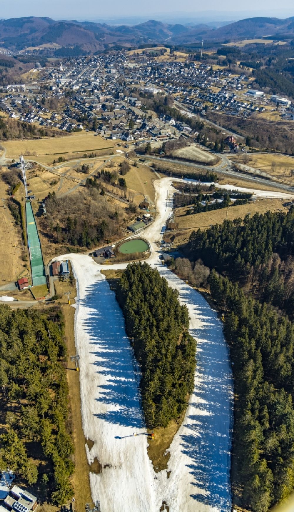 Luftbild Winterberg - Abfahrts- Skipiste mit Liftanlage in Winterberg im Bundesland Nordrhein-Westfalen, Deutschland