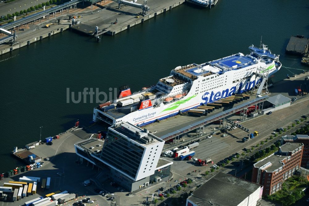 Luftbild Kiel - Abfertigung eines Fähr- Schiffes der Reederei Stena Line am Schwedenkai in Kiel im Bundesland Schleswig-Holstein, Deutschland