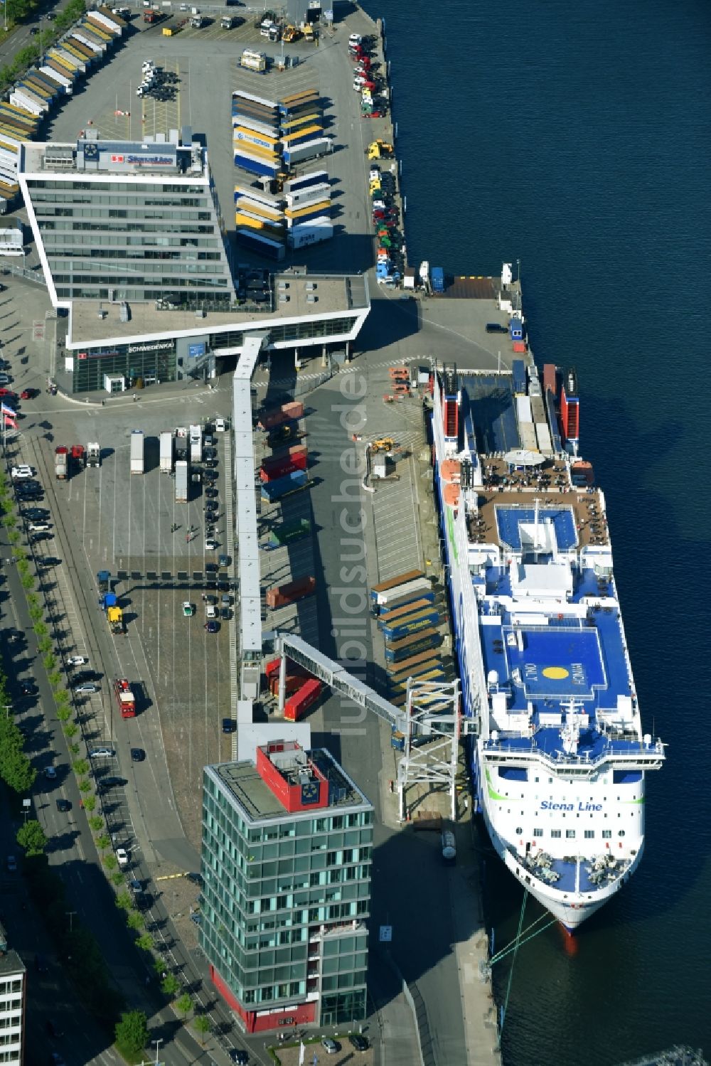 Luftaufnahme Kiel - Abfertigung eines Fähr- Schiffes der Reederei Stena Line am Schwedenkai in Kiel im Bundesland Schleswig-Holstein, Deutschland