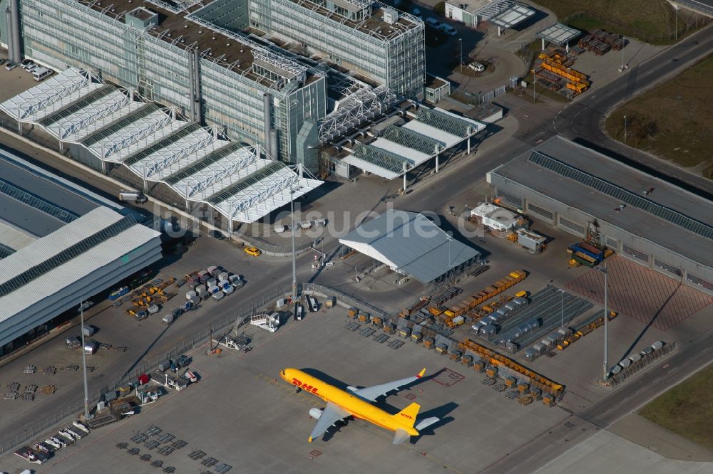 München-Flughafen von oben - Abfertigungs- Gebäude und Fracht- Terminals auf dem Gelände des Flughafen in München-Flughafen im Bundesland Bayern, Deutschland