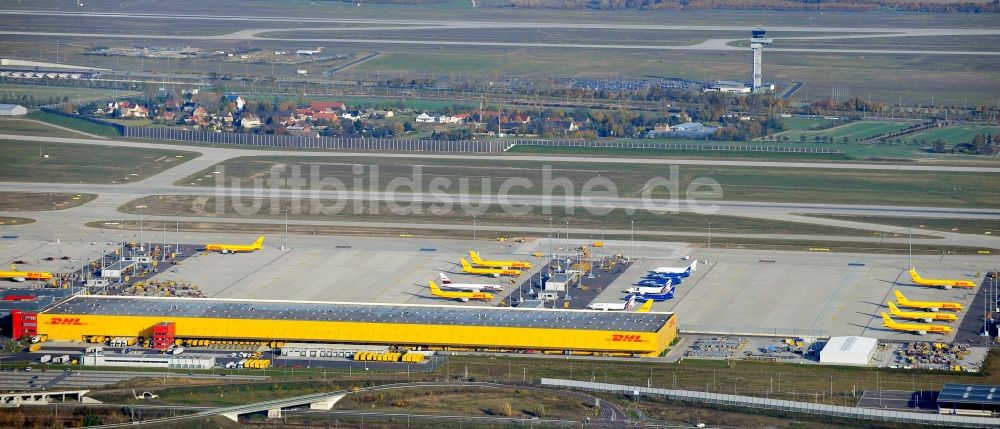 Luftbild Schkeuditz - Abfertigungs- Gebäude und Fracht- Terminals auf dem Gelände des Flughafen in Schkeuditz im Bundesland Sachsen, Deutschland