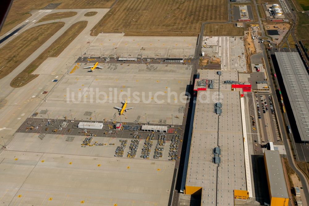 Luftaufnahme Schkeuditz - Abfertigungs- Gebäude und Fracht- Terminals auf dem Gelände des Flughafen in Schkeuditz im Bundesland Sachsen, Deutschland