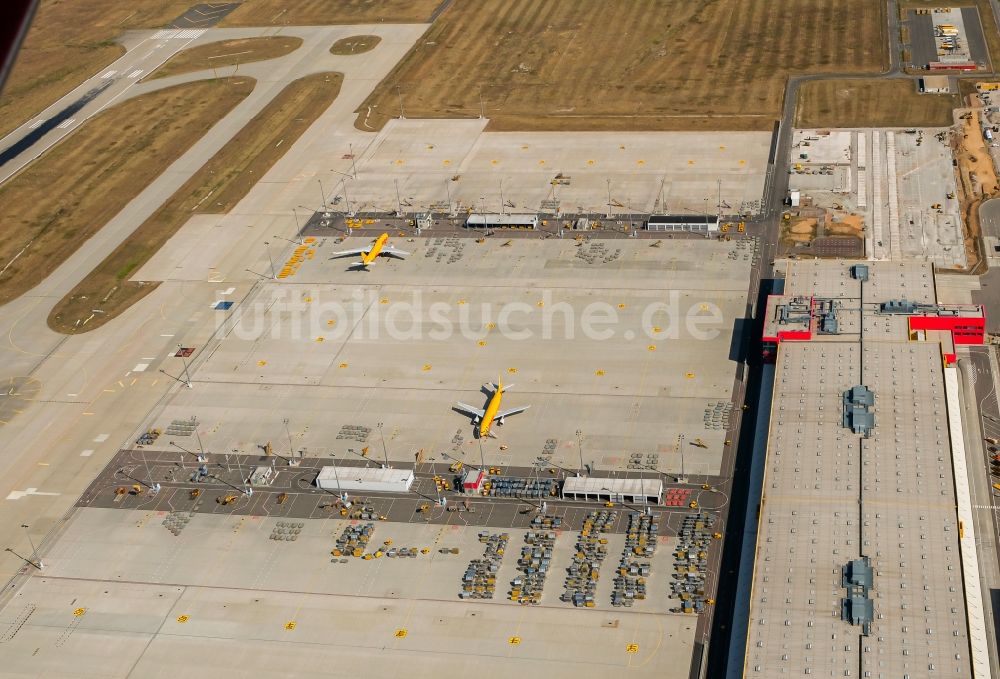 Schkeuditz von oben - Abfertigungs- Gebäude und Fracht- Terminals auf dem Gelände des Flughafen in Schkeuditz im Bundesland Sachsen, Deutschland