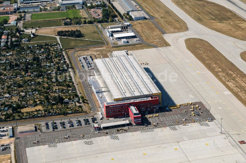 Luftbild Schkeuditz - Abfertigungs- Gebäude und Fracht- Terminals auf dem Gelände des Flughafen in Schkeuditz im Bundesland Sachsen, Deutschland