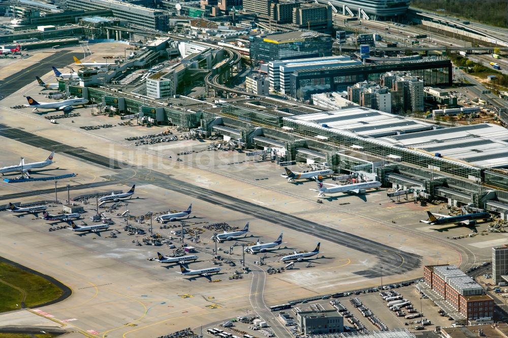 Frankfurt am Main von oben - Abfertigungs- Gebäude und Terminals des Flughafen in Frankfurt am Main im Bundesland Hessen