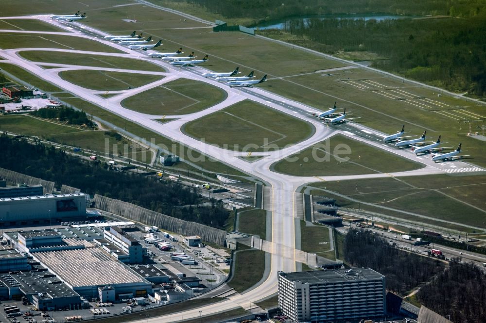 Luftaufnahme Frankfurt am Main - Abfertigungs- Gebäude und Terminals des Flughafen in Frankfurt am Main im Bundesland Hessen