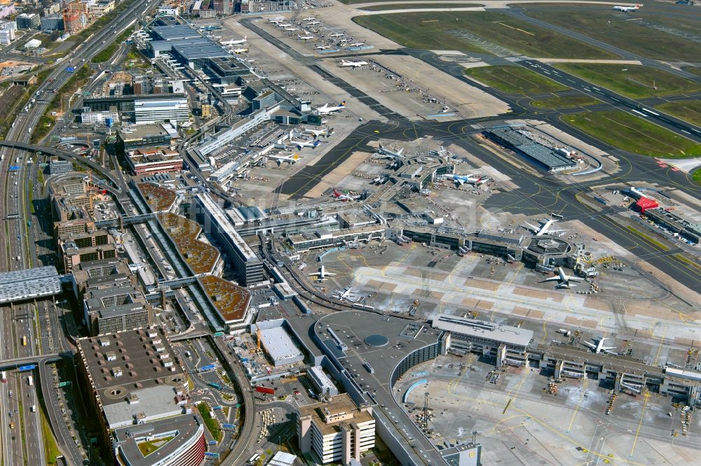 Luftbild Frankfurt am Main - Abfertigungs- Gebäude und Terminals des Flughafen in Frankfurt am Main im Bundesland Hessen