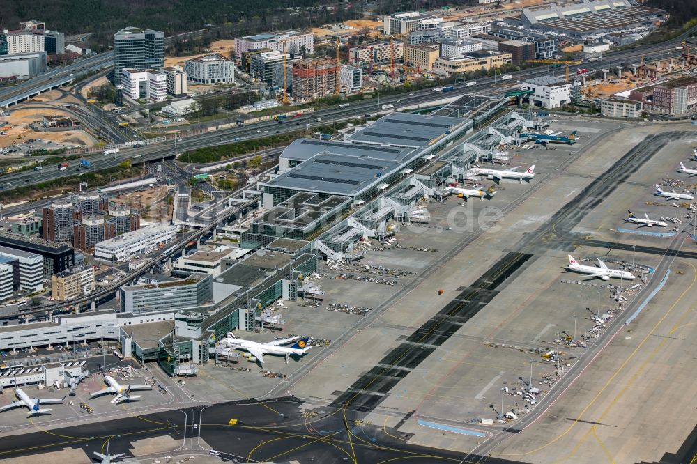 Luftbild Frankfurt am Main - Abfertigungs- Gebäude und Terminals des Flughafen in Frankfurt am Main im Bundesland Hessen