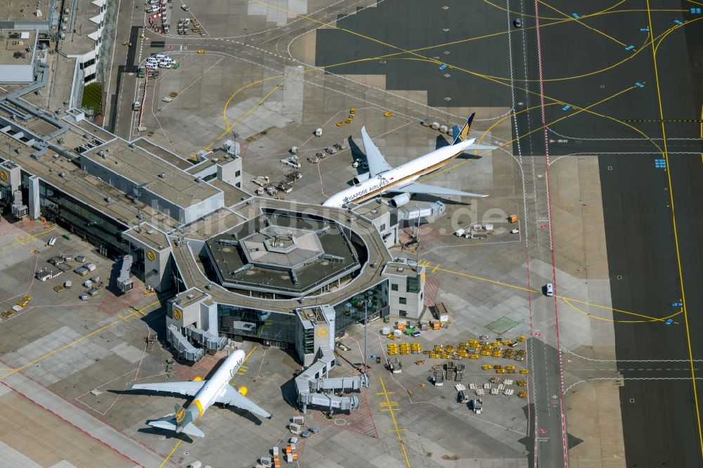 Luftaufnahme Frankfurt am Main - Abfertigungs- Gebäude und Terminals des Flughafen in Frankfurt am Main im Bundesland Hessen