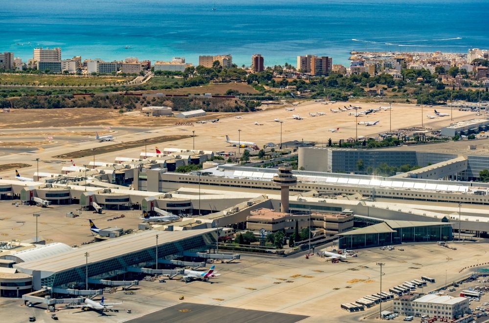 Luftbild Palma - Abfertigungs- Gebäude und Terminals des Flughafen im Ortsteil Llevant de Palma District in Palma in Balearische Insel Mallorca, Spanien