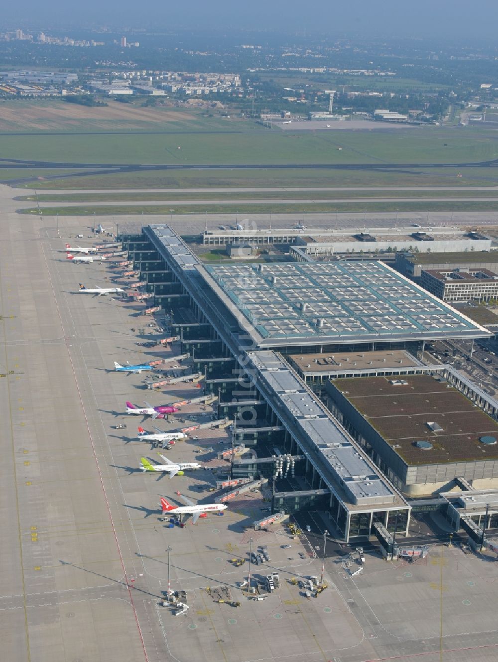 Luftaufnahme Schönefeld - Abfertigungs- Gebäude und Terminals 1 auf dem Gelände des Flughafen BER im Bundesland Brandenburg, Deutschland