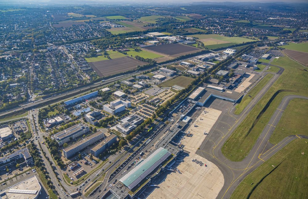 Luftaufnahme Dortmund - Abfertigungs- Gebäude und Terminals auf dem Gelände des Flughafen in Dortmund im Bundesland Nordrhein-Westfalen