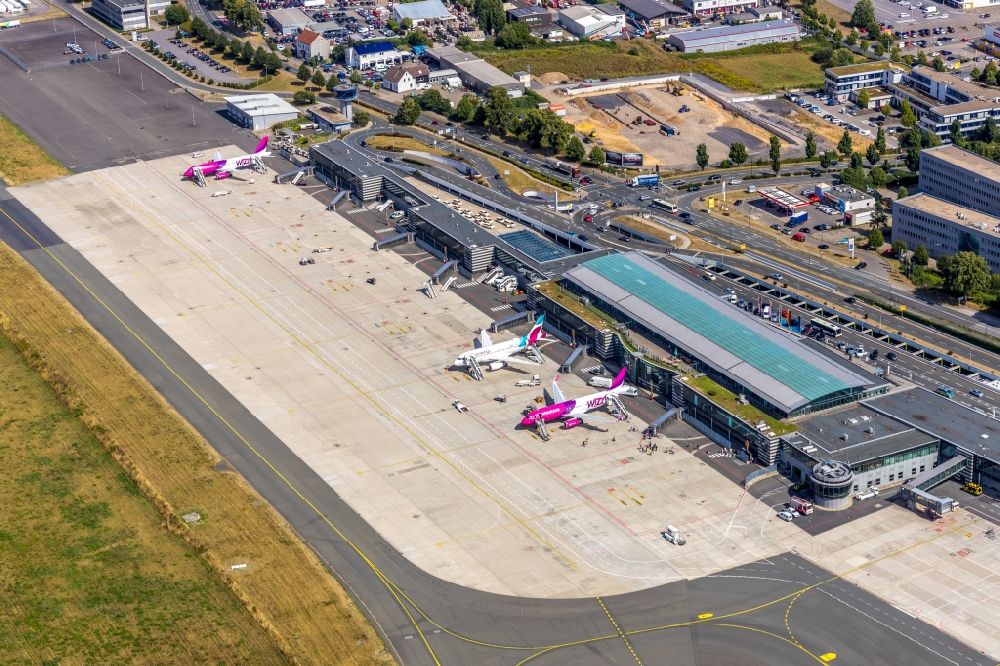 Luftbild Dortmund - Abfertigungs- Gebäude und Terminals auf dem Gelände des Flughafen in Dortmund im Bundesland Nordrhein-Westfalen, Deutschland