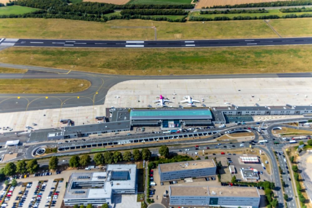 Luftaufnahme Dortmund - Abfertigungs- Gebäude und Terminals auf dem Gelände des Flughafen in Dortmund im Bundesland Nordrhein-Westfalen, Deutschland
