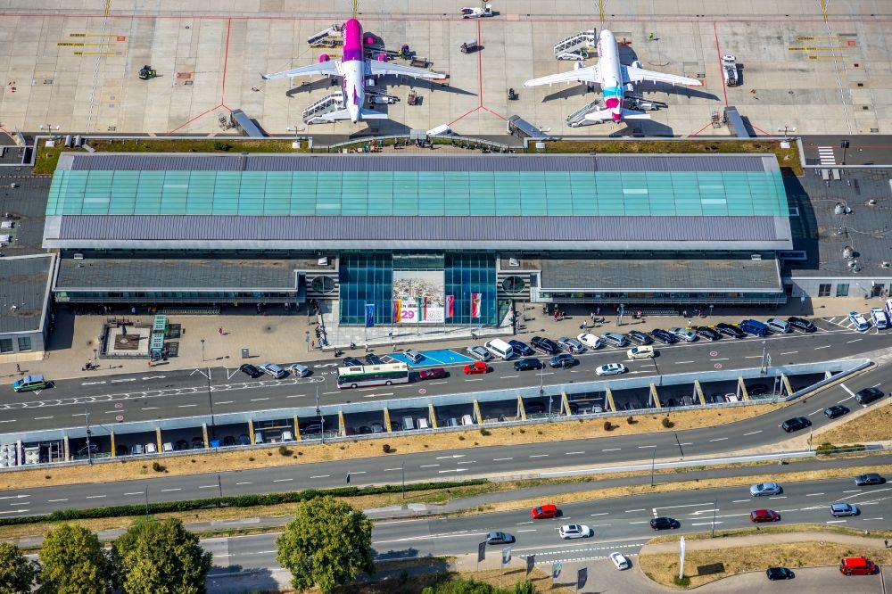 Dortmund von oben - Abfertigungs- Gebäude und Terminals auf dem Gelände des Flughafen in Dortmund im Bundesland Nordrhein-Westfalen, Deutschland