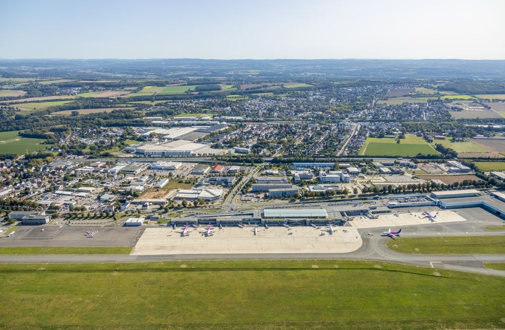 Luftbild Dortmund - Abfertigungs- Gebäude und Terminals auf dem Gelände des Flughafen in Dortmund im Bundesland Nordrhein-Westfalen, Deutschland