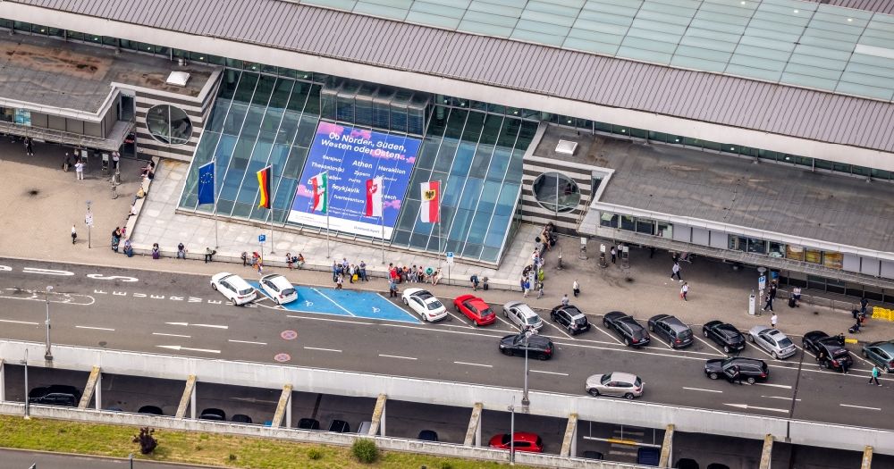 Dortmund von oben - Abfertigungs- Gebäude und Terminals auf dem Gelände des Flughafen in Dortmund im Bundesland Nordrhein-Westfalen, Deutschland
