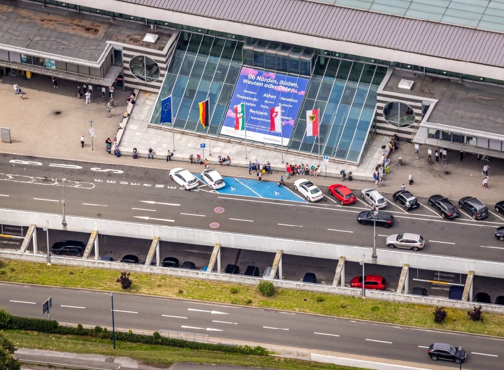 Dortmund aus der Vogelperspektive: Abfertigungs- Gebäude und Terminals auf dem Gelände des Flughafen in Dortmund im Bundesland Nordrhein-Westfalen, Deutschland